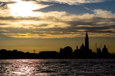 San Giorgio Maggiore Venedik'te günbatımı manzarası