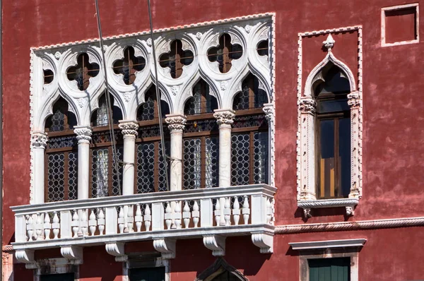 Gotiska fönster i venetianska palats — Stockfoto