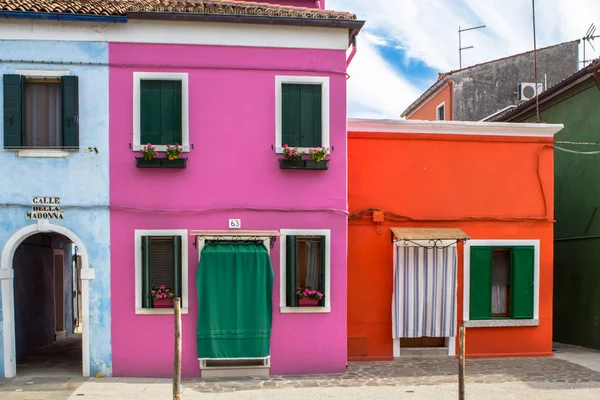 Casas coloridas en Burano, Venecia — Foto de Stock