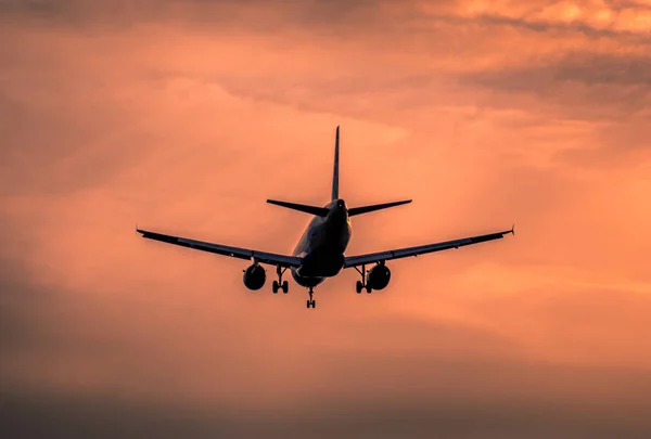 Atterrissage de l'avion au coucher du soleil — Photo