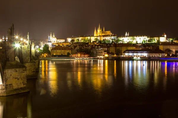 Prague castle and the Charles bridge at dusk — Stock Photo, Image
