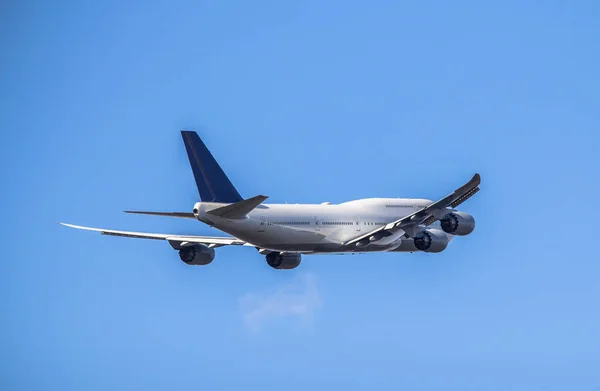 Взлет пассажирского самолета — стоковое фото