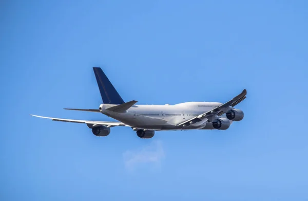 Passanger airplane taking off — Stock Photo, Image