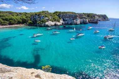 Tekneler ve yatlar Macarella plajda, Menorca, İspanya