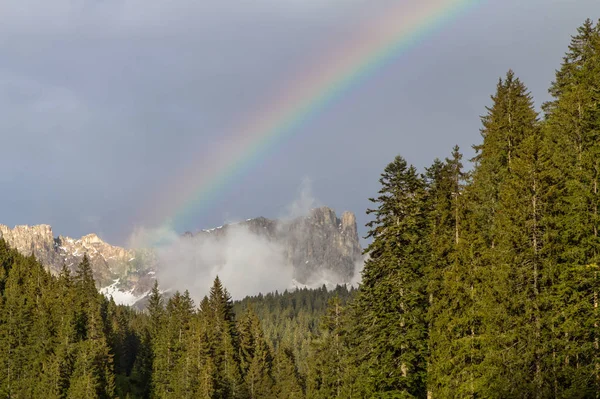 Colorido arco iris sobre las montañas — Foto de Stock