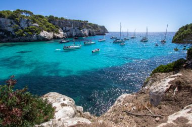 Tekneler ve yatlar Macarella plajda, Menorca, İspanya