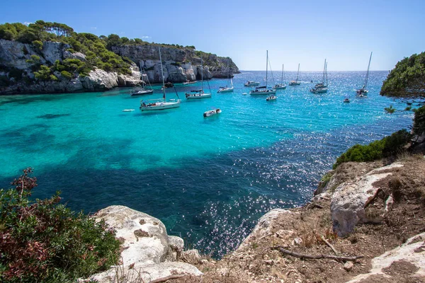 Hajók és jachtok az Macarella strandtól, Menorca, Spanyolország — Stock Fotó
