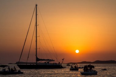 Gün batımı tekne ile deniz üzerinde