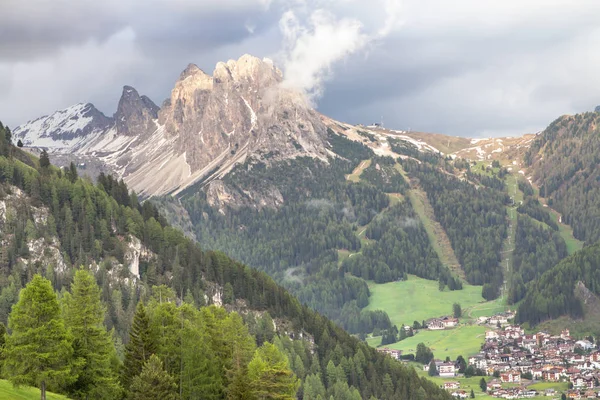 Selva vesnice v Jižní Tyrolsko, Dolomity, Itálie — Stock fotografie