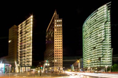 Potzdamer Platz de Berlin gece, Almanya