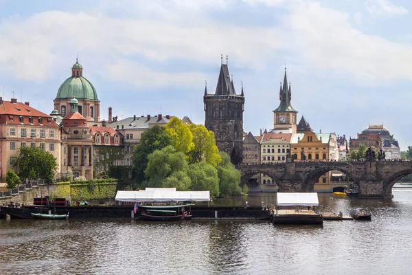 Charles Köprüsü ve Prag Aziz Nikolaus Kilisesi