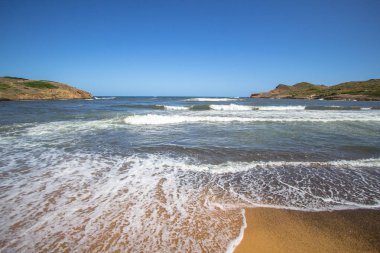 Cala Pregonda, Menorca, İspanya yakınındaki deniz manzarası
