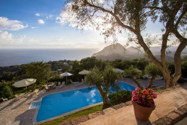 Deniz manzaralı yüzme havuzu