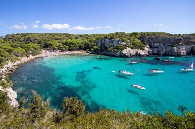 Tekneler ve yatlar Macarella plajda, Menorca, İspanya