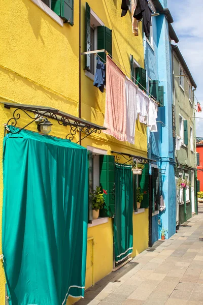 Barevné domy v Burano, Benátky — Stock fotografie