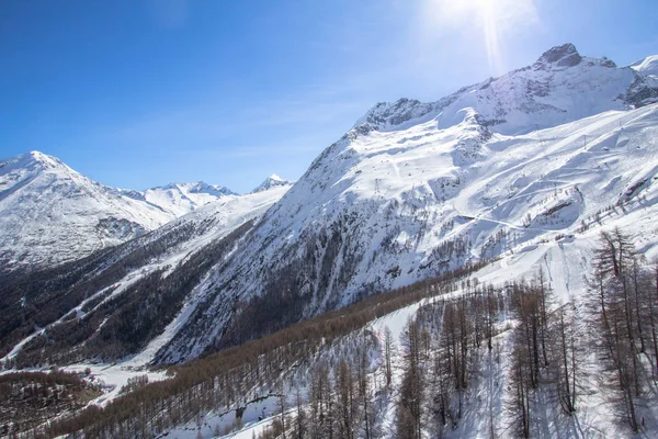 Ski Tracks in een Zwitserse bergen in Saas-Fee — Stockfoto