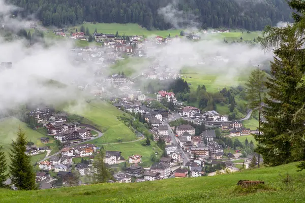 Sis bulutlar dağ köyü — Stok fotoğraf