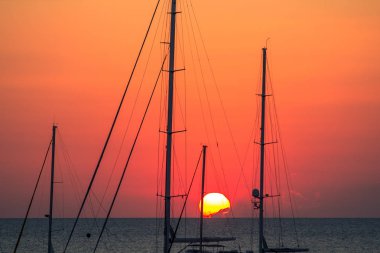 Günbatımında yatlar