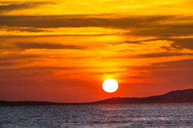 Denizin üzerinde gün batımı