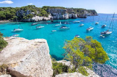 Tekneler ve yatlar Macarella plajda, Menorca, İspanya