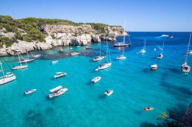 Tekneler ve yatlar Macarella plajda, Menorca, İspanya