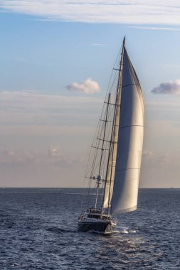 Akşamları yelken yelkenli