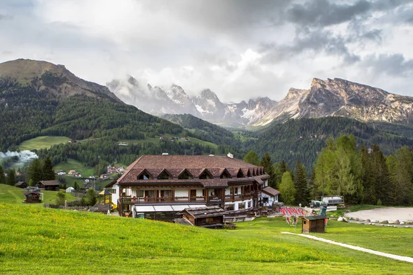 Traditionele alpine Hotel — Stockfoto