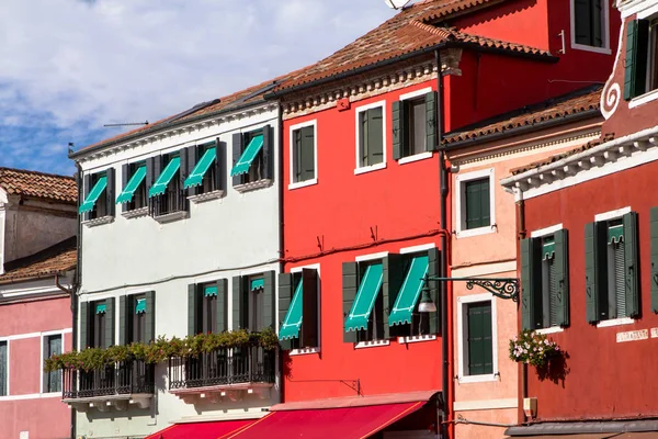 Casas coloridas en Burano, Venecia — Foto de Stock