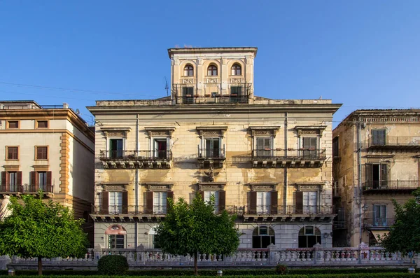 Antiguo edificio italiano — Foto de Stock