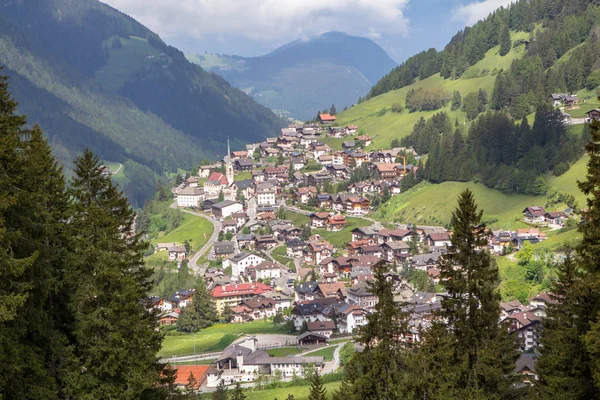 Idyllische alpine dorp — Stockfoto