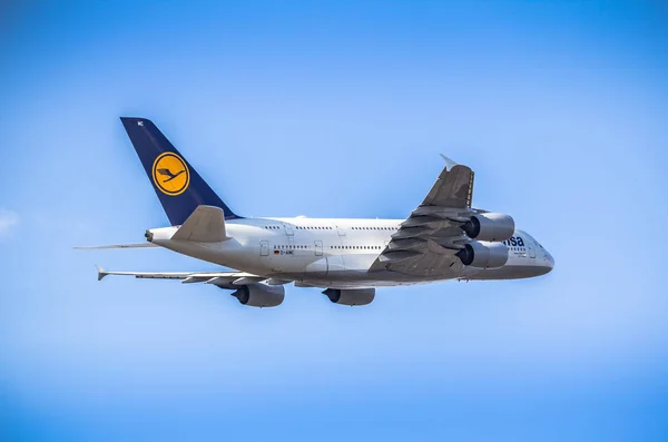 Passanger airplane taking off — Stock Photo, Image