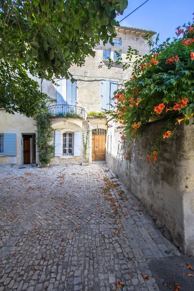 Arles, Fransa eski sokak — Stok fotoğraf