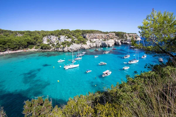 Hajók és jachtok az Macarella strandtól, Menorca, Spanyolország — Stock Fotó