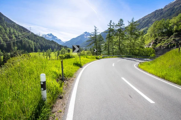 Autopista rodeada de Alpes —  Fotos de Stock