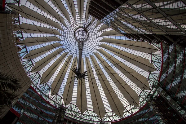 Sony Center på Potsdamer Platz i Berlin, Tyskland — Stockfoto