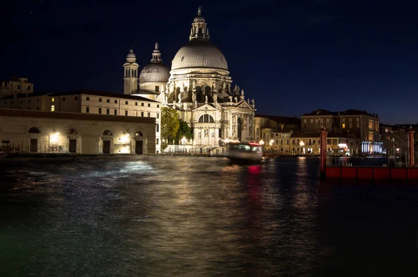 Bazilika Santa Maria della Salute gece, Venedik, İtalya — Stok fotoğraf