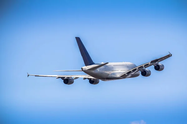 Avion de passagers décollant — Photo