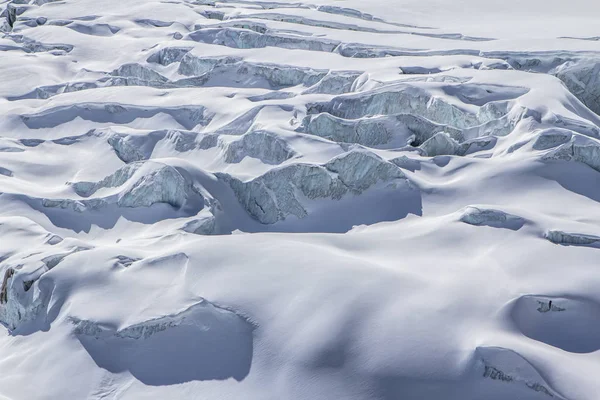 Besneeuwde gletsjer in een bergen van Saas Fee in Zwitserland — Stockfoto