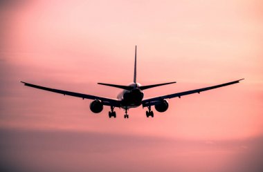 Gün batımında uçak inecek.