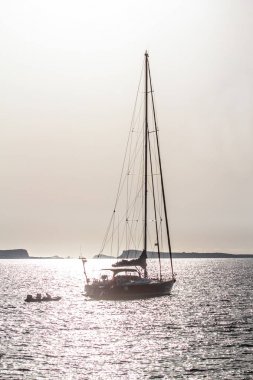 Denizde yelkenli tekne
