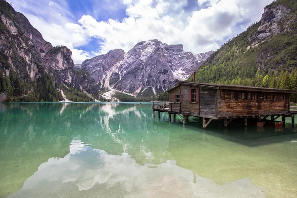 Jezioro Braies w regionie Dolomity, Włochy — Zdjęcie stockowe