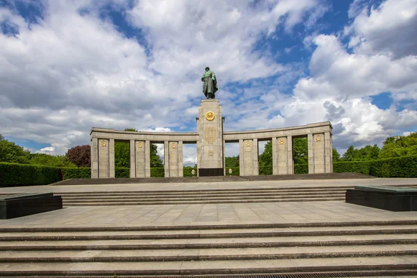 Sovjetiska krigsmonument i Tiergarten i centrala Berlin, Tyskland — Stockfoto