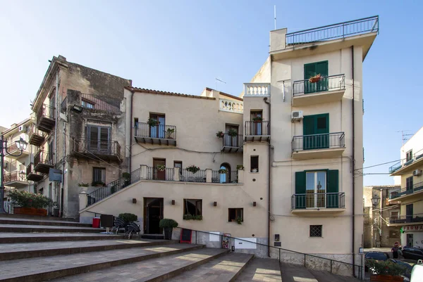 Ancien bâtiment sur les escaliers — Photo