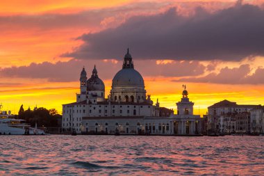 Bazilika Santa Maria della salute gün batımında, Venedik
