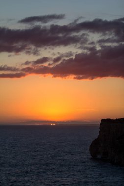 Denizin üzerinde gün batımı