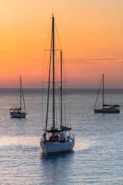 gün batımında Yelkenliler