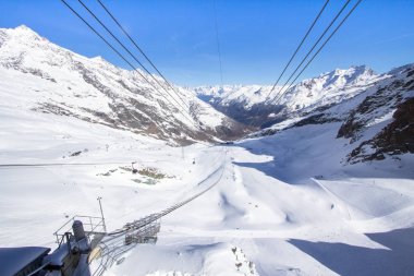 Dağın tepesinde Kayak istasyonu