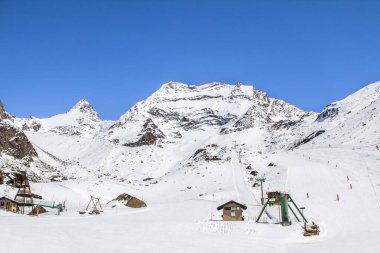 Çocuklar istasyonu Saas-Fee İsviçre dağlarında Kayak
