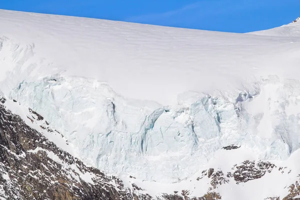 Zasněžený ledovec v na horách v Saas-Fee ve Švýcarsku — Stock fotografie