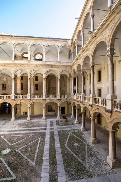 Gården i Palazzo Reale i Palermo, Italien — Stockfoto